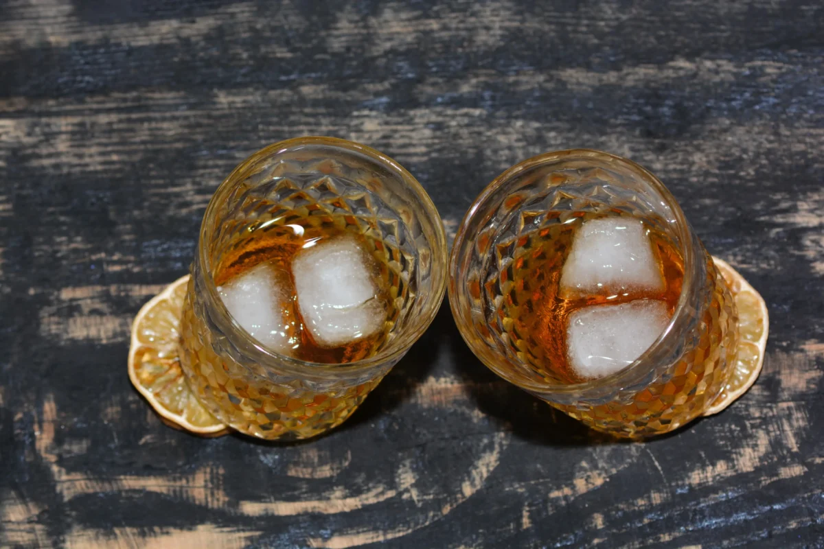 shutterstock_1326627038-2 | TVGURU.cz Ve sklenicích je drink s ledem.