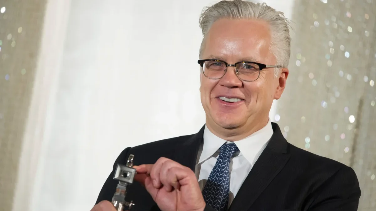 Tim Robbins se zubí.