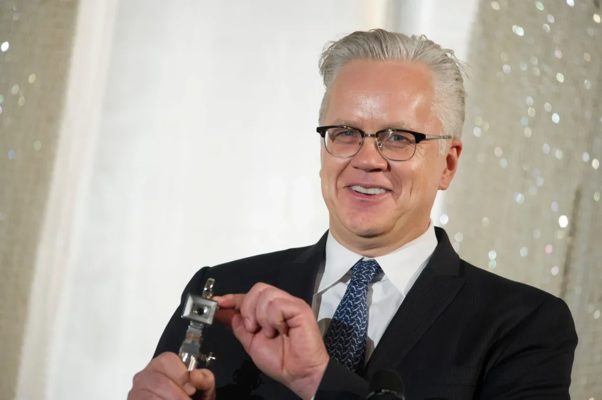 Tim Robbins se zubí.