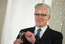 Tim Robbins se zubí.