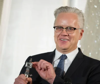 Tim Robbins se zubí.