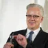 Tim Robbins se zubí.