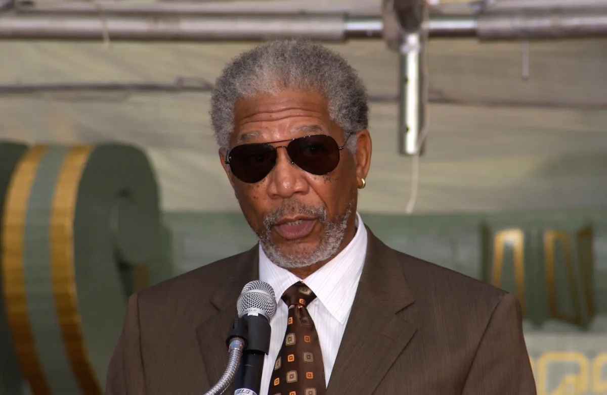 shutterstock_97081460-2 | TVGURU.cz Morgan Freeman stojí u mikrofonu.