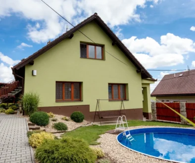 Zelený rodinný dům s bazénem v Česku