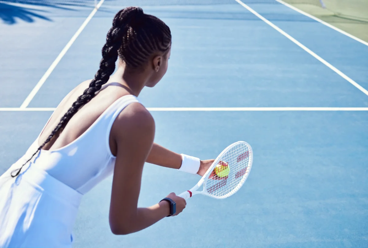 Před pár dny bylo na Primě vysíláno finále Wimbledonu. Zdroj: Shutterstock | TVGURU.cz Žena hrající tenis