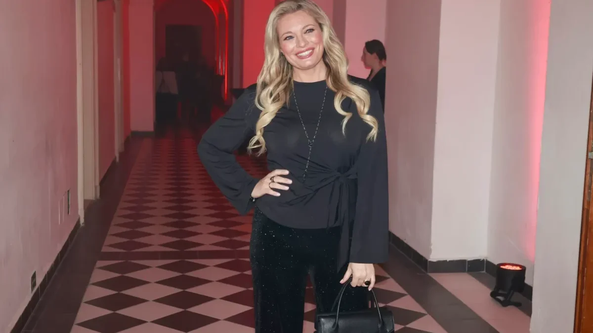 Lucie Borhyová pózuje na fotku.