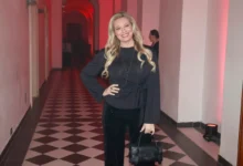 Lucie Borhyová pózuje na fotku.