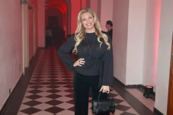 Lucie Borhyová pózuje na fotku.