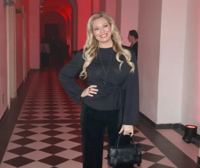 Lucie Borhyová pózuje na fotku.