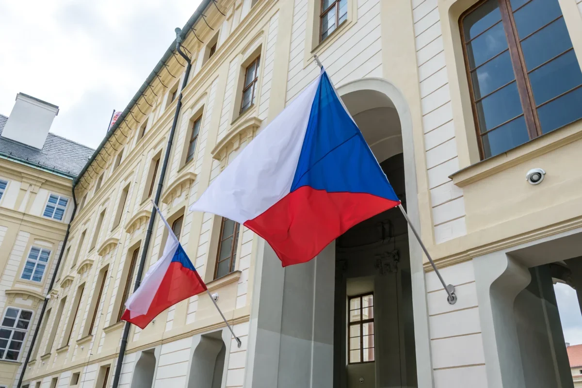 České vlajky na budově