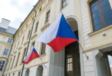 České vlajky na budově