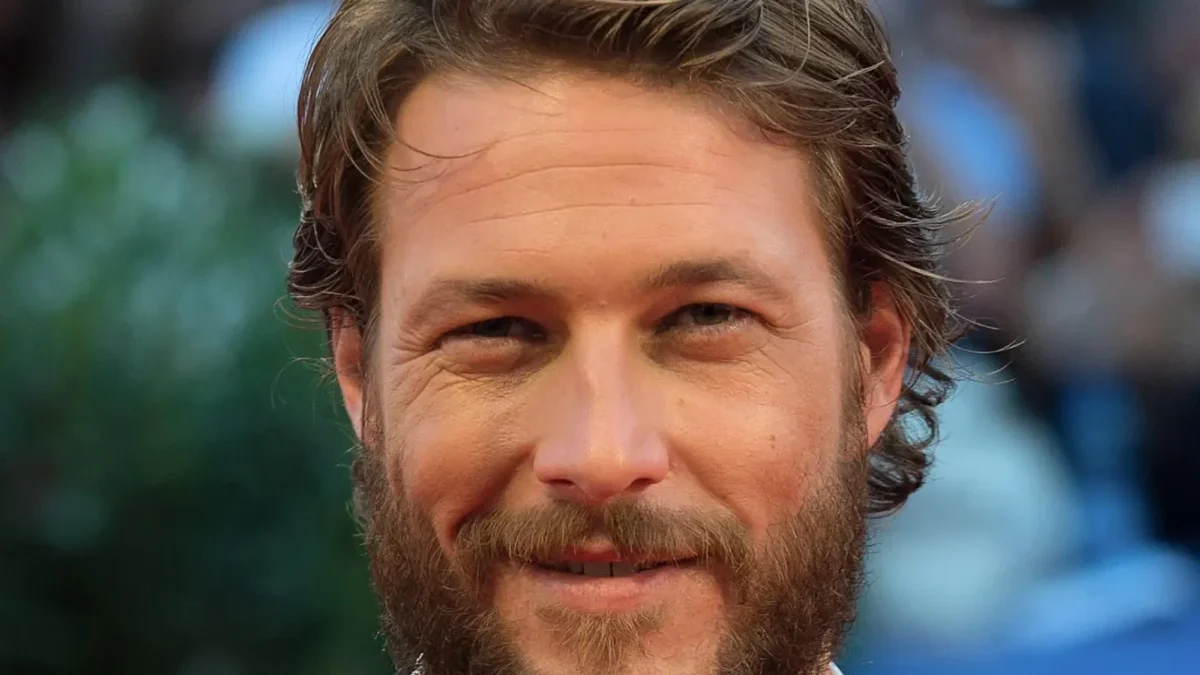 Luke Bracey jako Charles