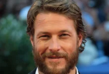 Luke Bracey jako Charles