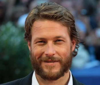Luke Bracey jako Charles