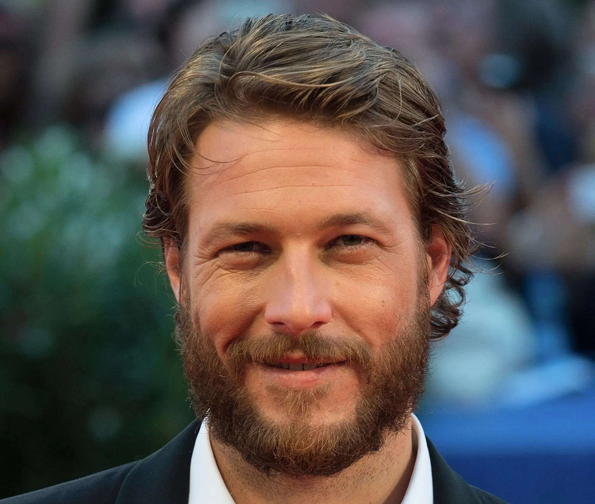 Luke Bracey jako Charles