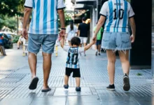 Rodina oblečená v argentinských dresech se prochází městem.