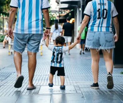 Rodina oblečená v argentinských dresech se prochází městem.