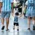 Rodina oblečená v argentinských dresech se prochází městem.