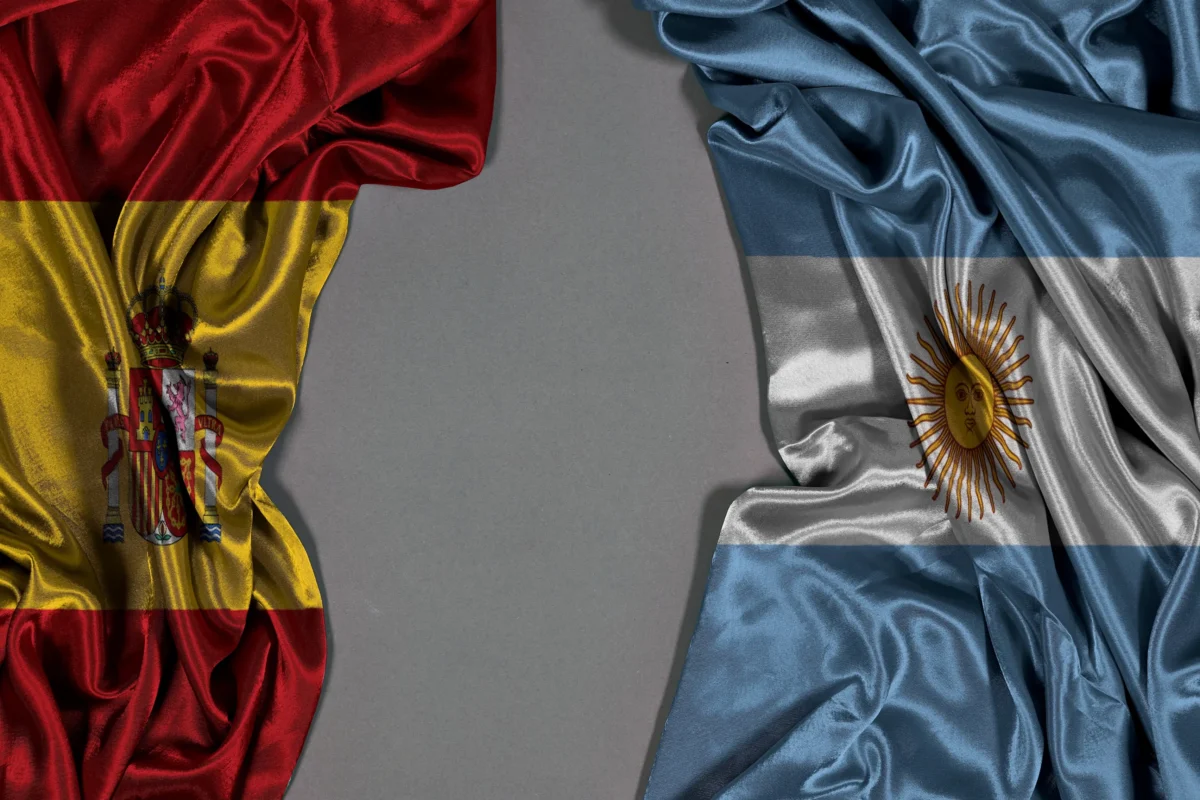 shutterstock_2812281339-2-2 | TVGURU.cz U sebe leží španělská a argentinská vlajka.