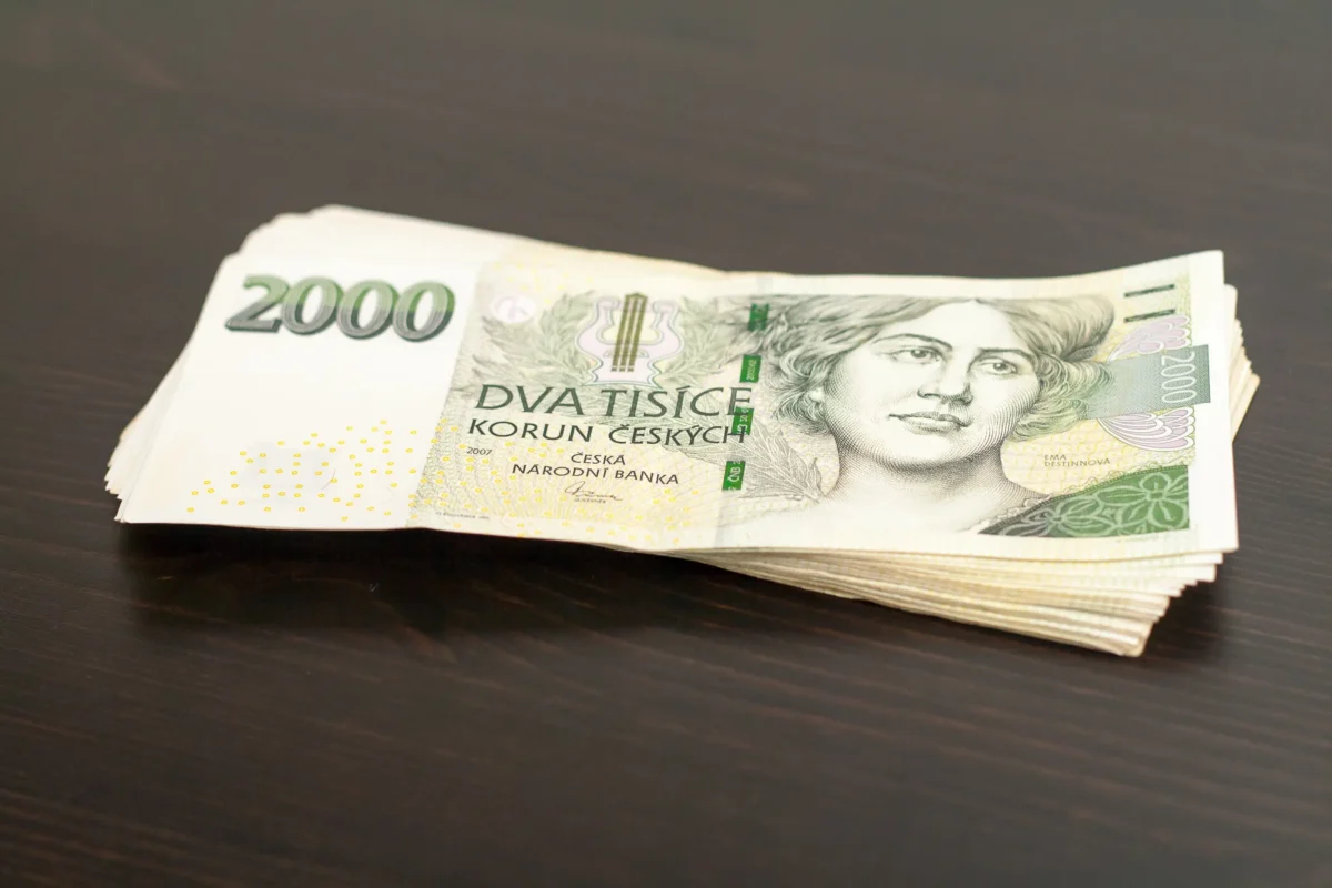 shutterstock_567245437-2 | TVGURU.cz Na stole leží české bankovky.