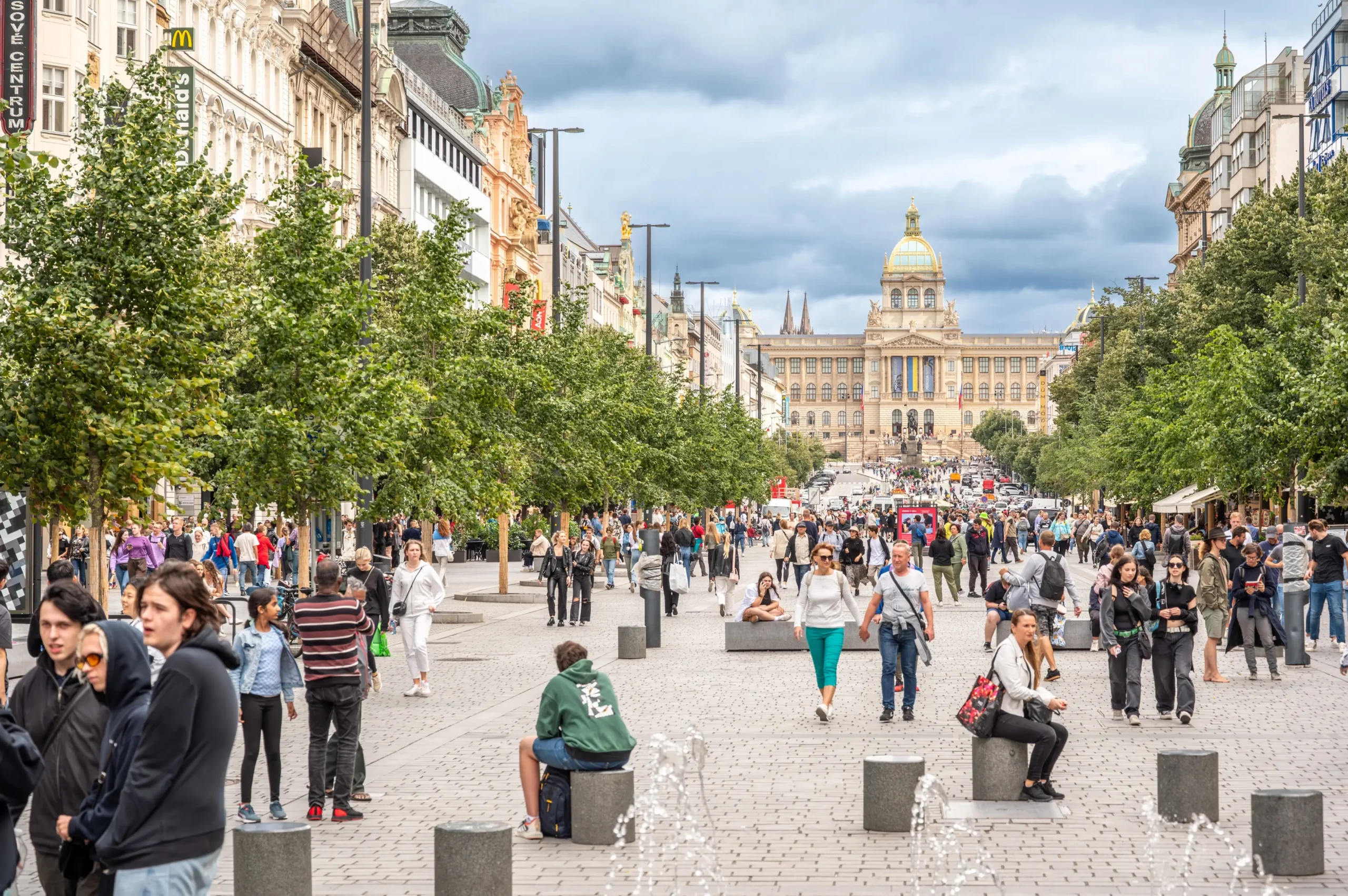 shutterstock_2685840899-2 | TVGURU.cz Pohled z Václavského náměstí na muzeum