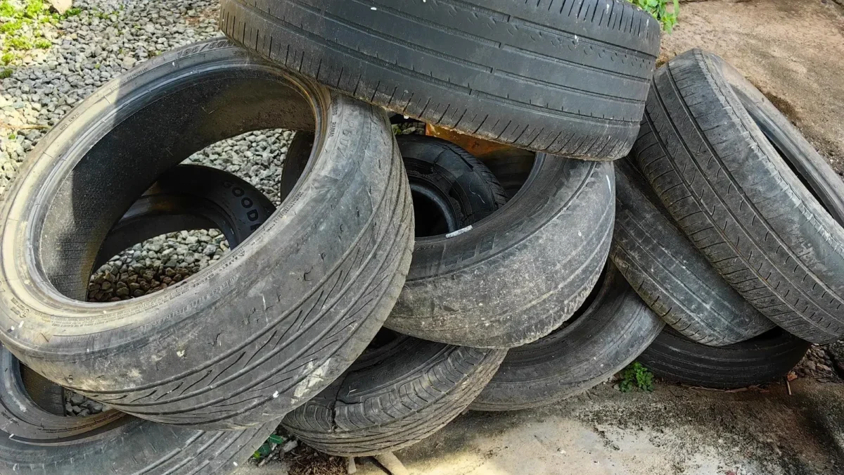 Staré ojeté pneumatiky nemusí končit na skládce