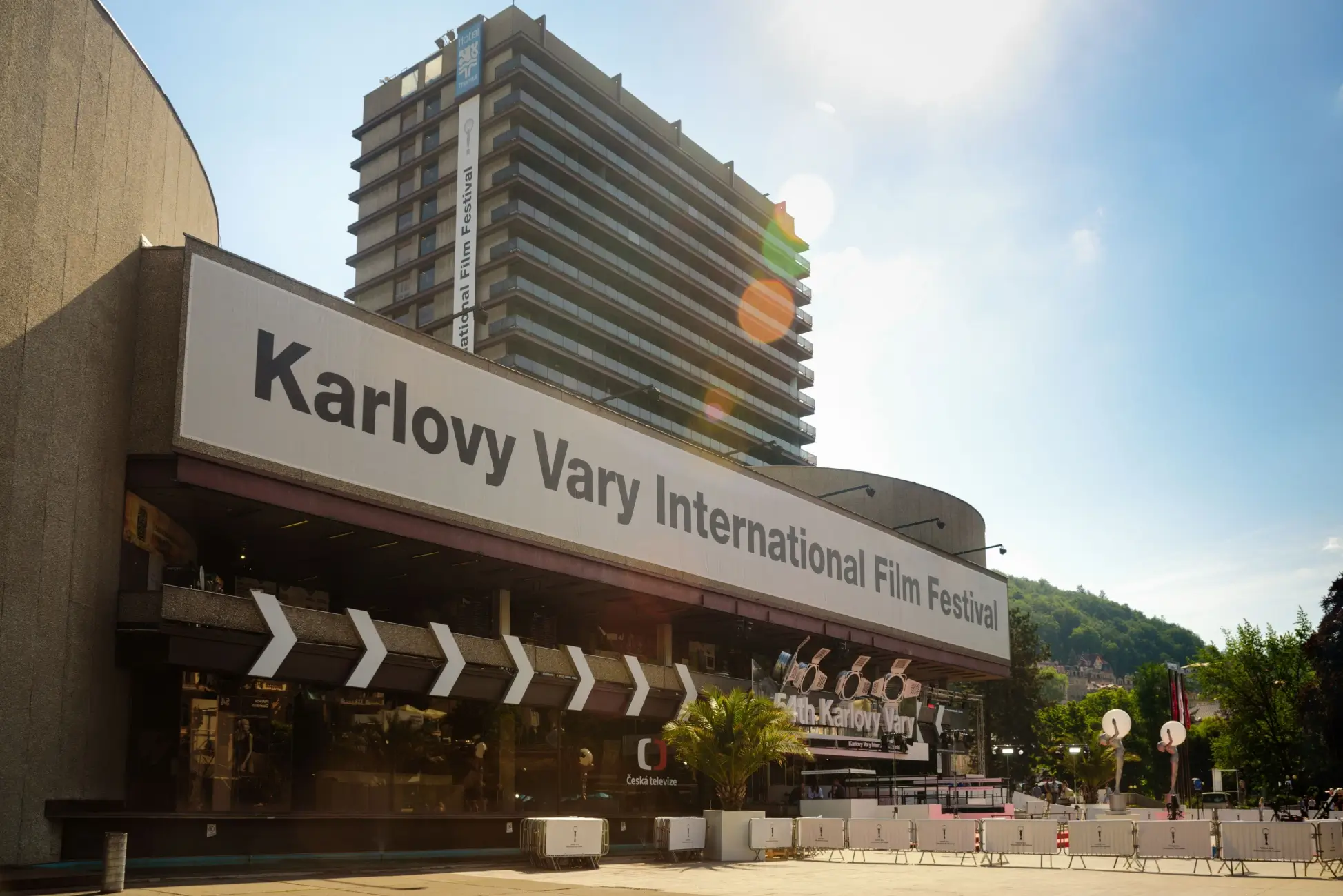 Shutterstock_1445994002 | TVGURU.cz Budova v Karlových Varech