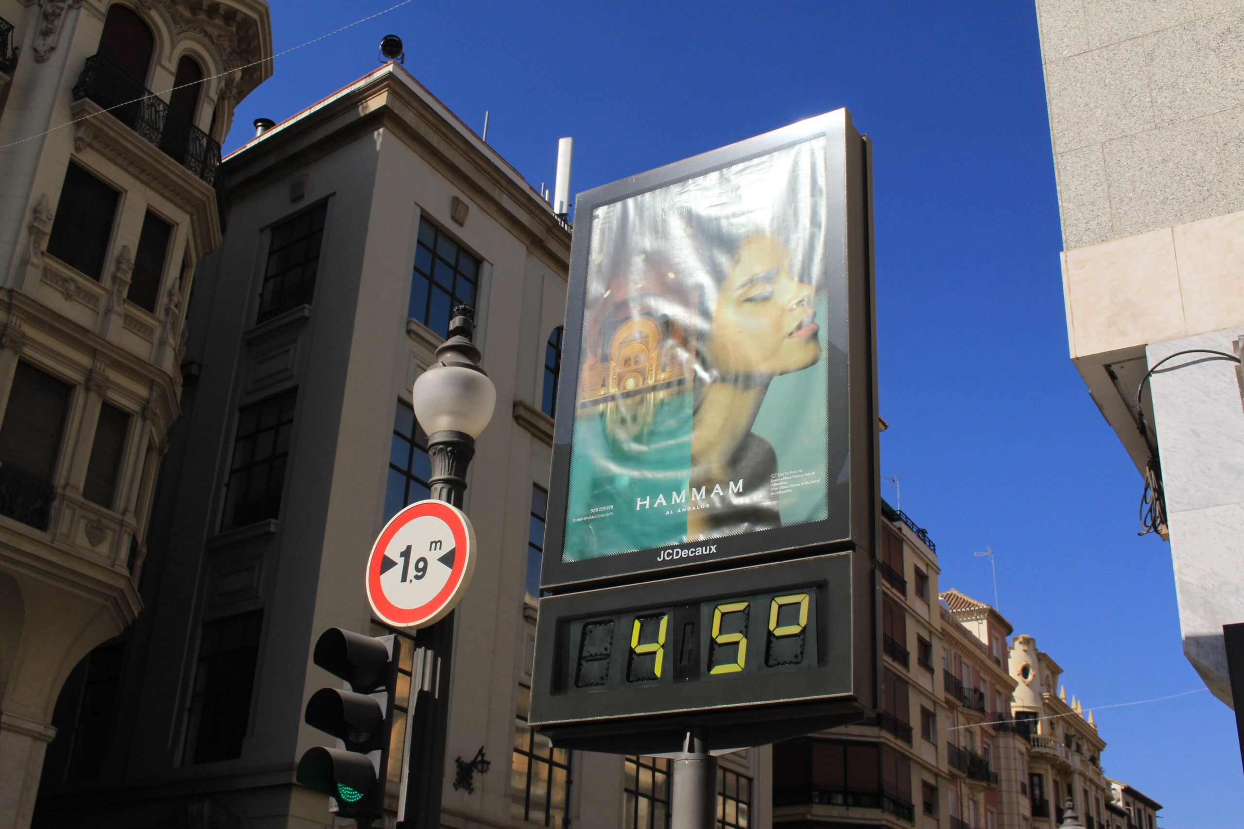 GranadaAndalusiaSpain-July292017CityBillboardWith | TVGURU.cz horko ve Španělsku