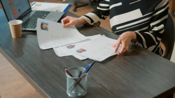 Personalistka se probírá životopisy uchazečů.