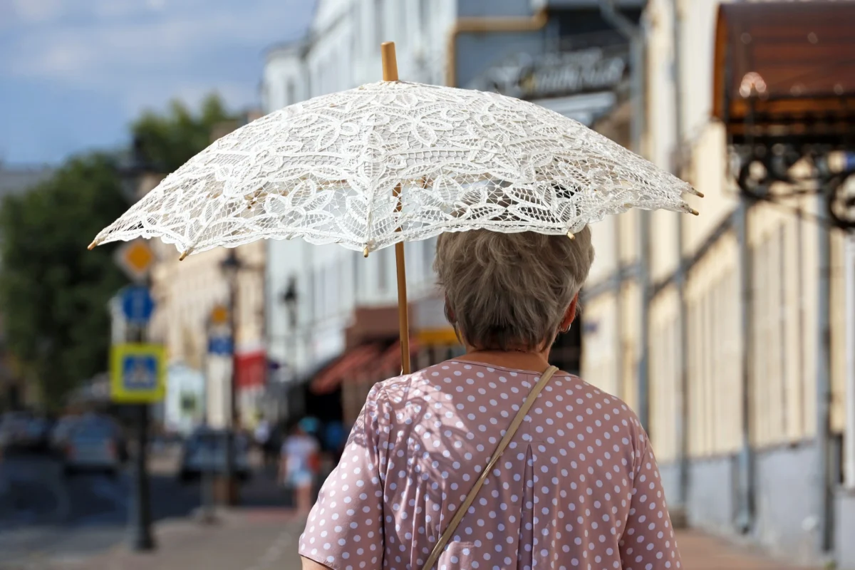 Lidský organismus se chová nevyzpytatelně. Zdroj: Shutterstock | TVGURU.cz Starší žena se slunečníkem