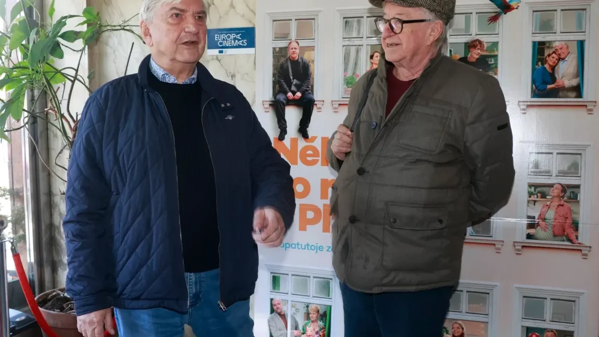 Miroslav Donutil a Jiří Lábus stojí vedle sebe.