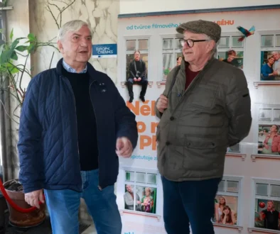 Miroslav Donutil a Jiří Lábus stojí vedle sebe.