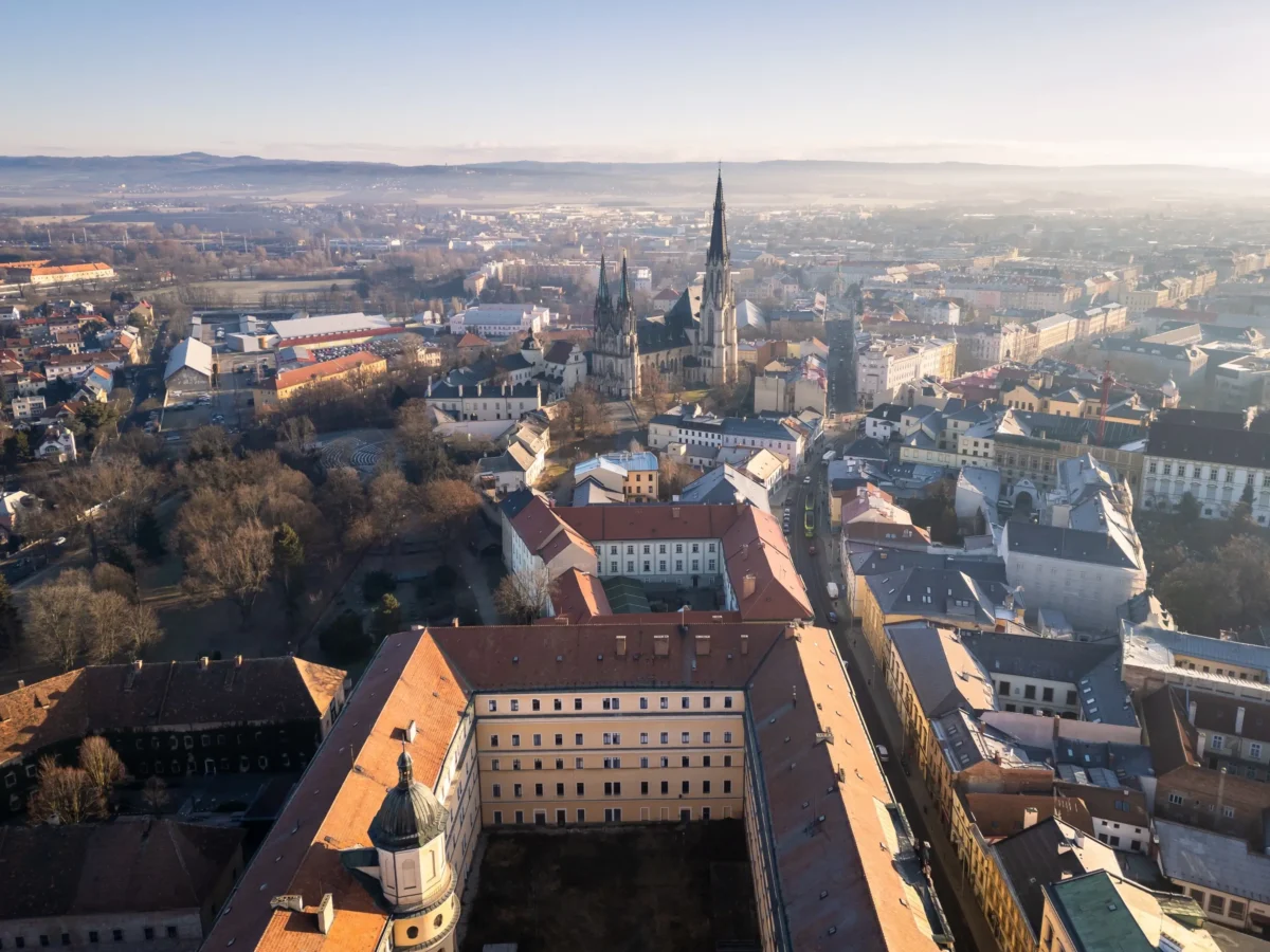 shutterstock_2583393225-2 | TVGURU.cz Pohled z výšky na Olomouc