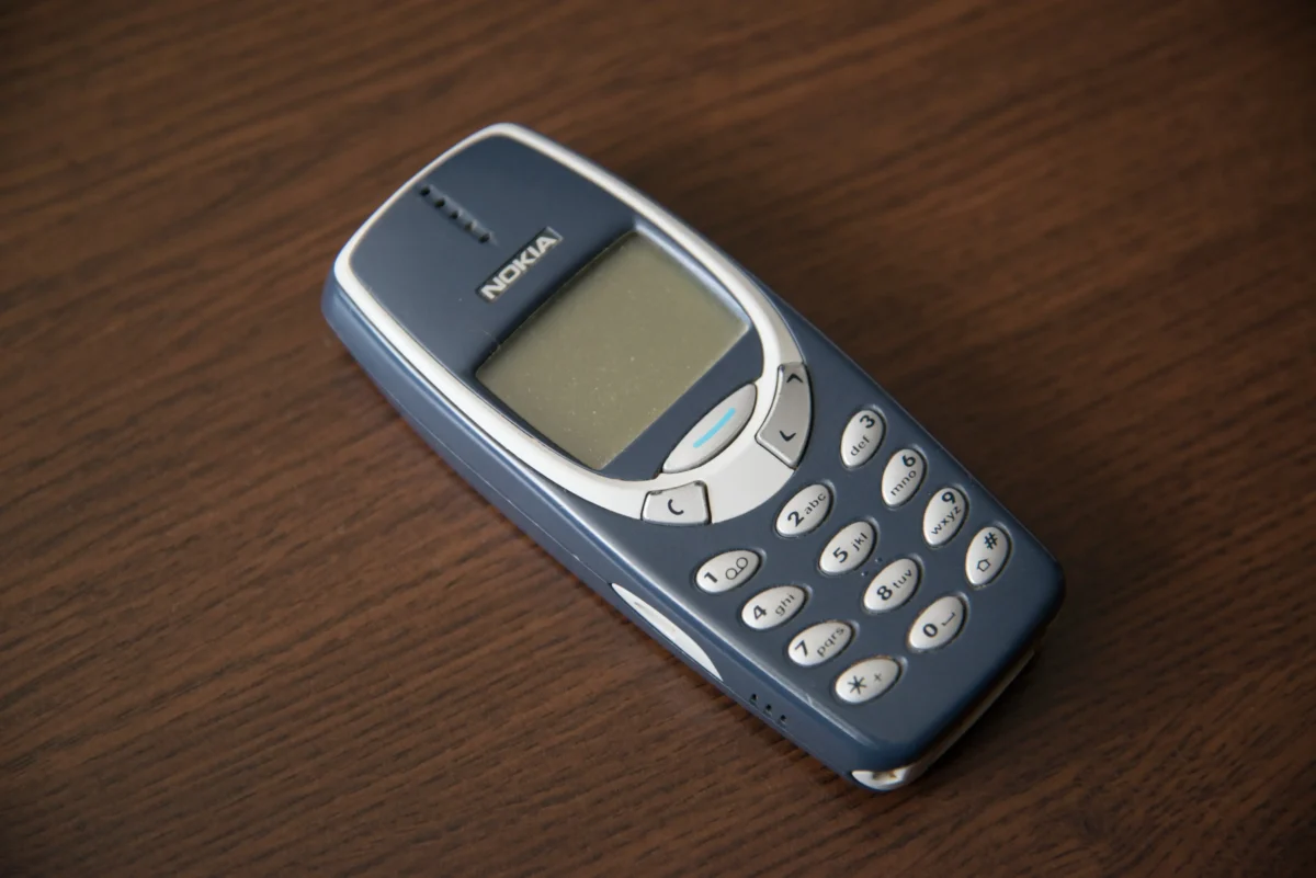 shutterstock_633823217-2 | TVGURU.cz Nokia 3310 leží na stole.