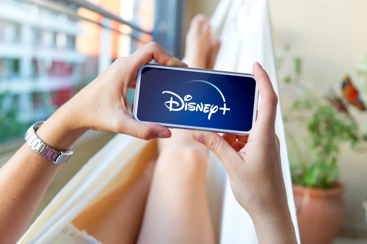 shutterstock_2531904391 1 | TVGURU.cz Záběr na mobil s vysíláním Disney+