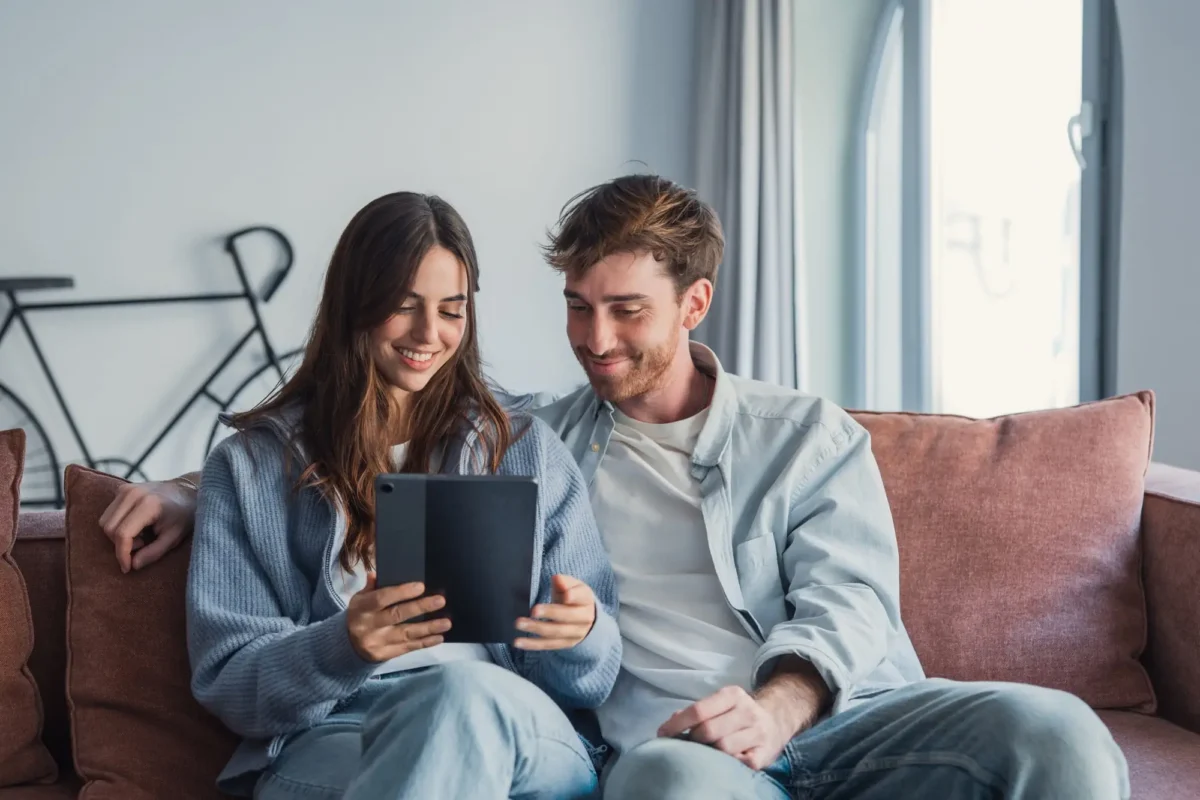 shutterstock_2754357611 1 | TVGURU.cz Mladý pár kouká na tablet.