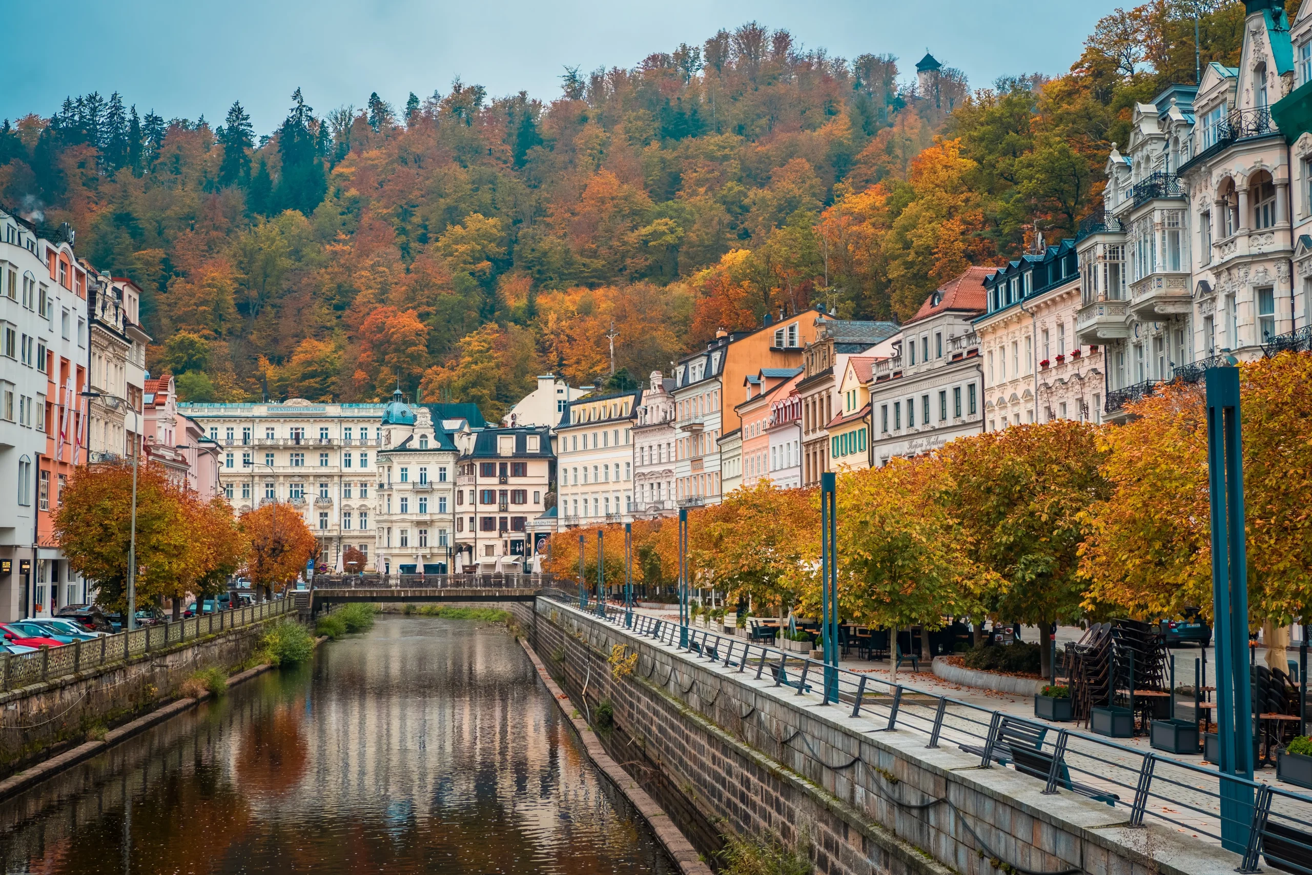 shutterstock_2533852449 | TVGURU.cz Karlovy Vary