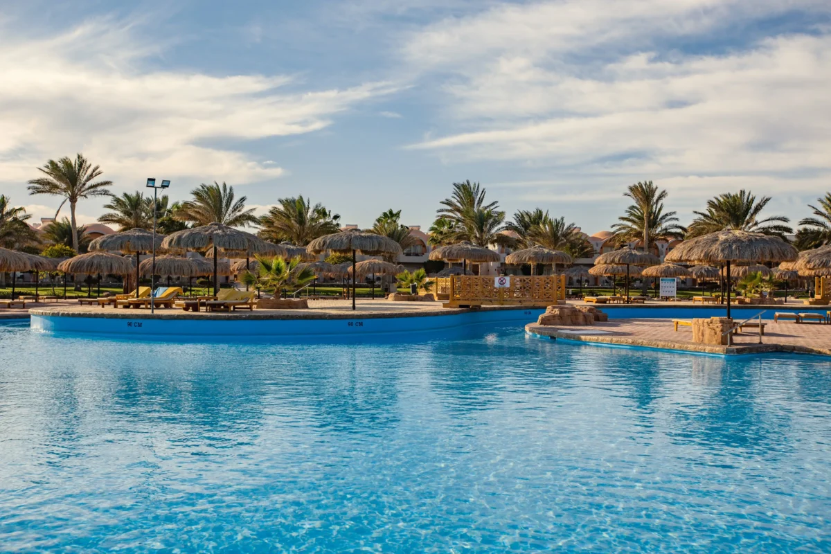 shutterstock_2108347286 1 | TVGURU.cz Bazén v hotelovém resortu v Egyptě