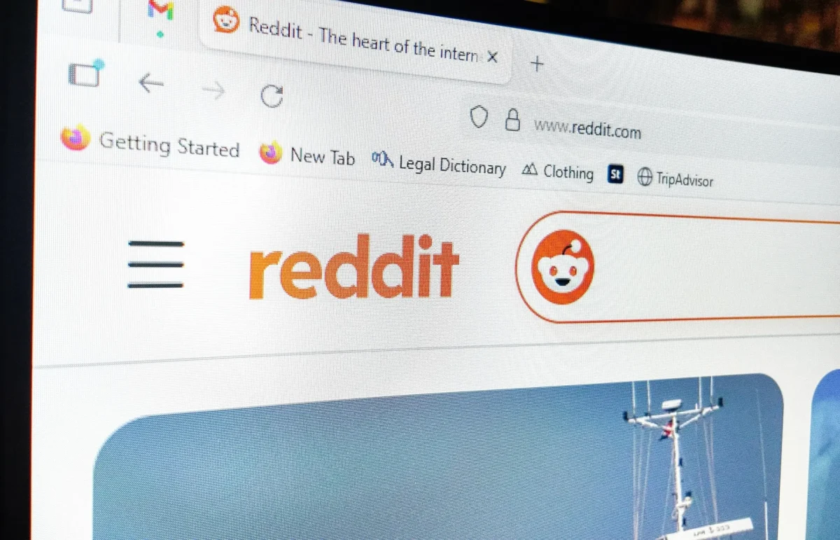 shutterstock_2744536707 1 | TVGURU.cz Webová stránka Reddit.com