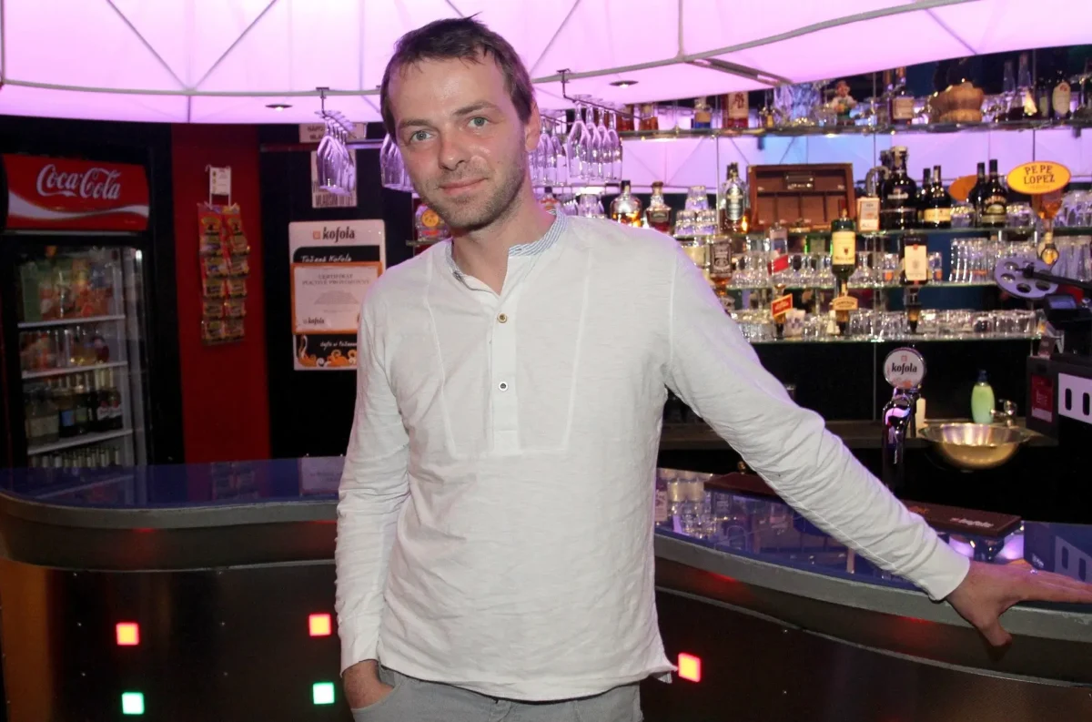 profimedia-0234570112 | TVGURU.cz Lukáš Langmajer stojí u baru.