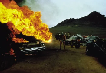Scena z filmu Šílený Max: Bojovník silnic