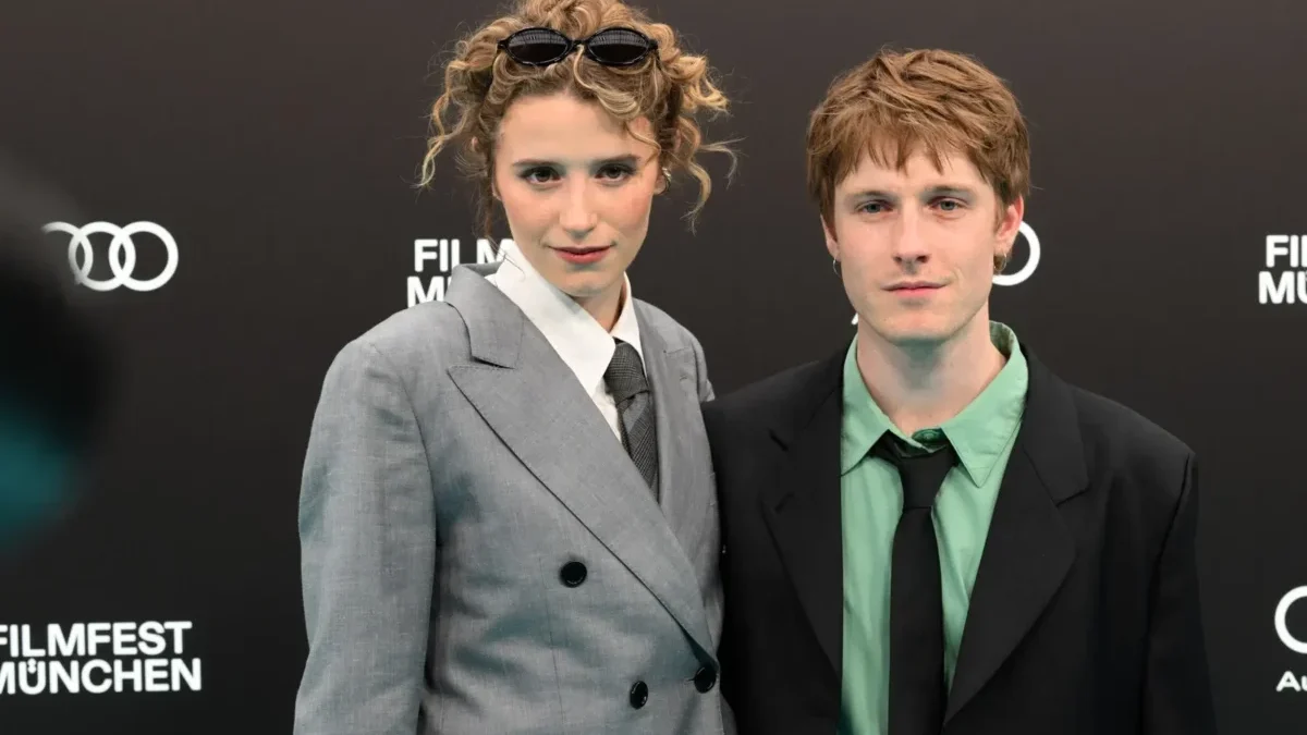 Louis Hofmann a Katharina Stark stojí vedle sebe.