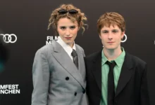Louis Hofmann a Katharina Stark stojí vedle sebe.