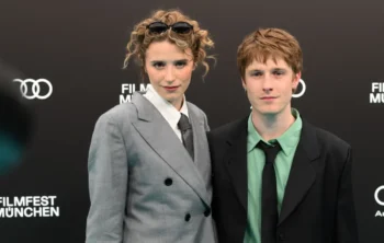 Louis Hofmann a Katharina Stark stojí vedle sebe.