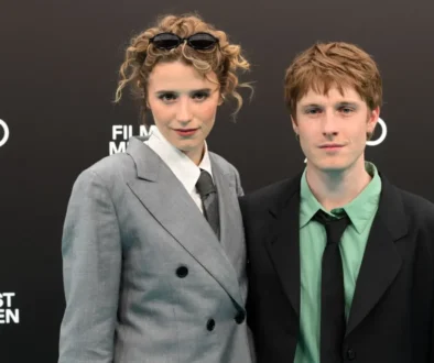 Louis Hofmann a Katharina Stark stojí vedle sebe.