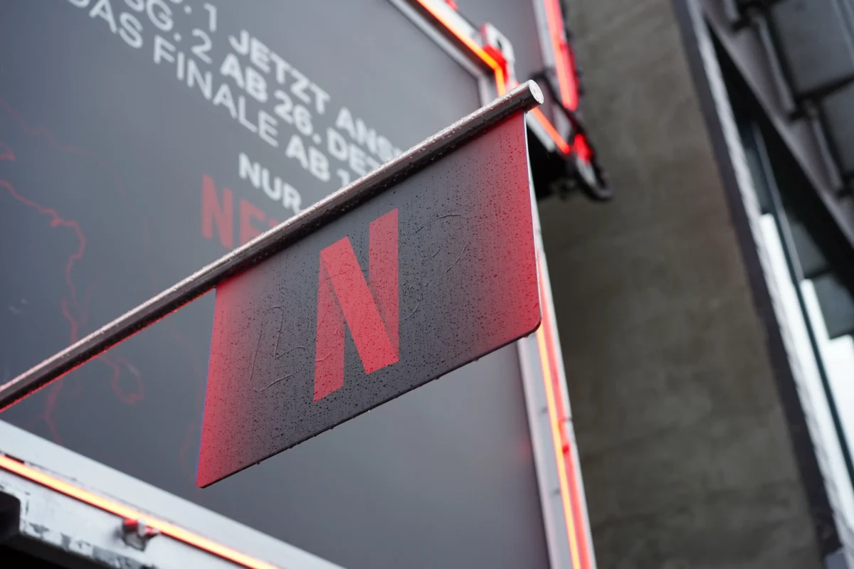 shutterstock_2712155799-2 | TVGURU.cz Cedulka s logem Netflixu