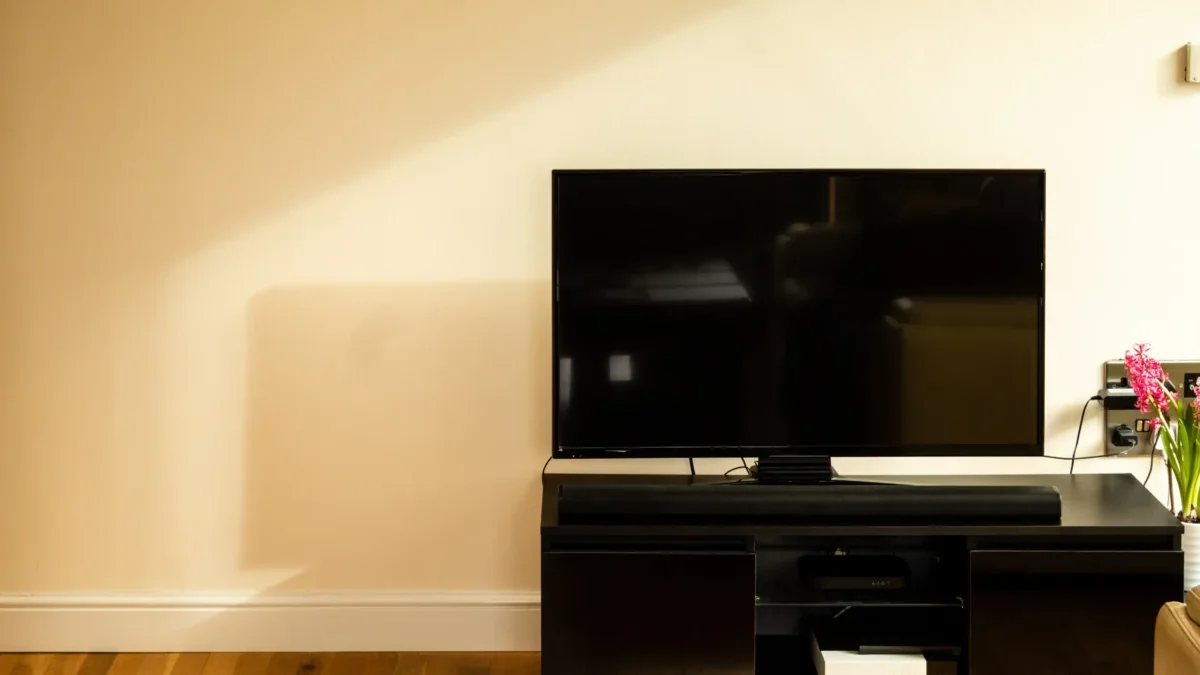 Vypnutá televize před zdí