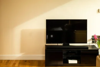 Vypnutá televize před zdí