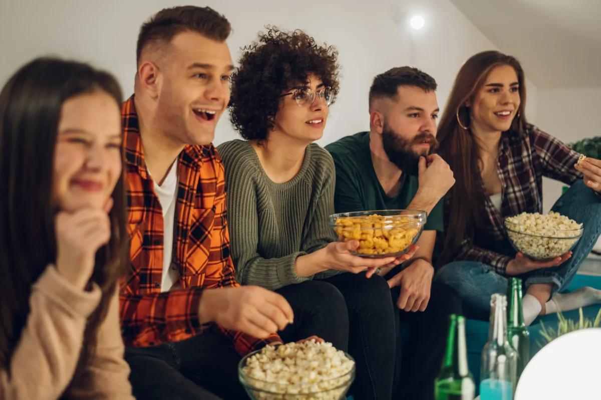 shutterstock_2144563851 1 | TVGURU.cz Skupina mladých lidí před televizí