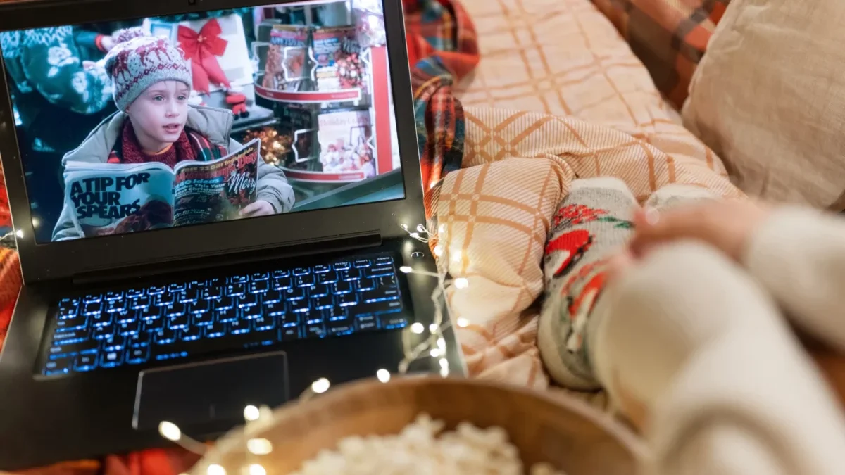 V posteli je notebook s komedií Sám doma.